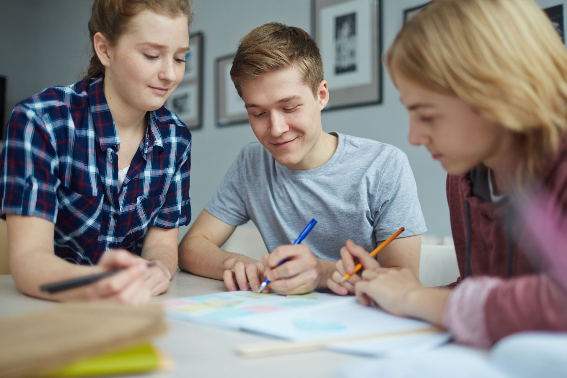 Teenagers can study in the. Предпринимательство подростков. Обучение подростков картинки. Подростковый Возраст деловая игра. Игра на уроке колледж.